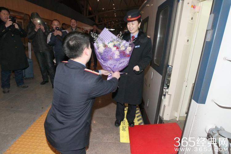 分开的列车分不开的真情_列车长情人节向乘务员真情告白_365经典网