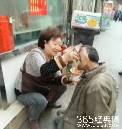 大妈蹲地喂乞讨男子吃面 对方主动塞钱