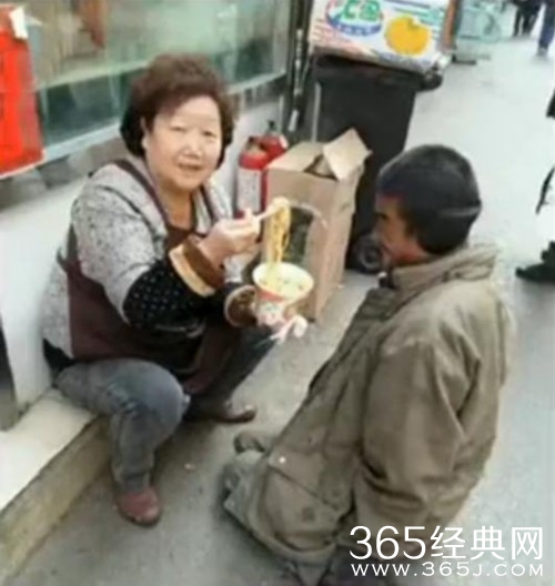 大妈蹲地喂乞讨男子吃面 对方主动塞钱