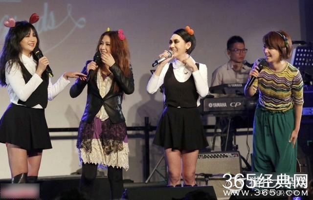 小S着露背装开唱现场开黄腔 老公带3个女儿还有公婆到场支持