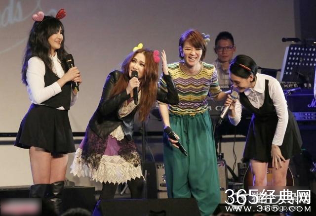 小S着露背装开唱现场开黄腔 老公带3个女儿还有公婆到场支持