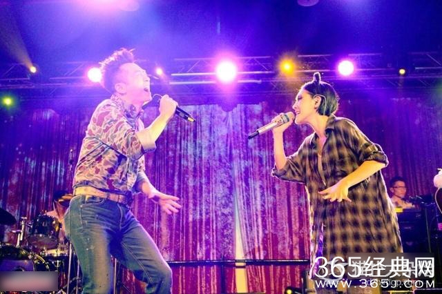 小S着露背装开唱现场开黄腔 老公带3个女儿还有公婆到场支持