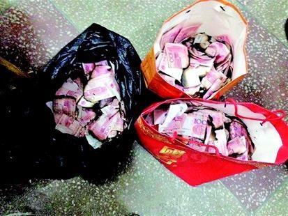 失火垃圾桶里现36万现金_民警灭火找回10万元_365经典网