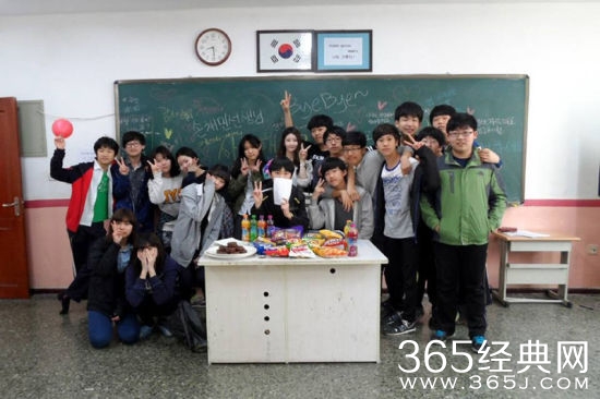 “雪肌女实习老师”走红网络 天使面孔魔鬼身材