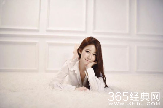 “雪肌女实习老师”走红网络 天使面孔魔鬼身材