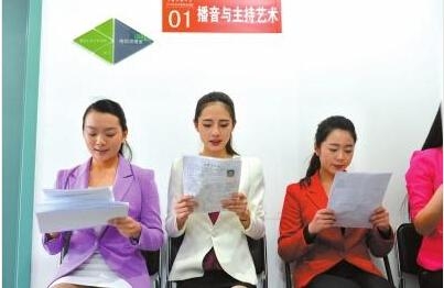 中央戏剧学院2015年脱妆艺考开幕_众美女面试妆容被擦_365经典网