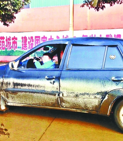 5岁宝宝驾车上路惊倒路人_家长副驾驶座上气定神闲_365经典网