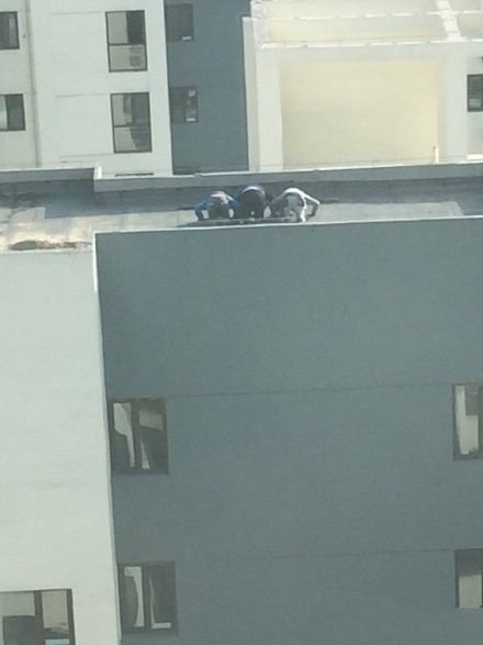 熊孩子26层楼顶拜把子