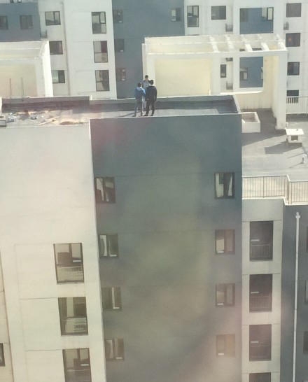 熊孩子26层楼顶拜把子