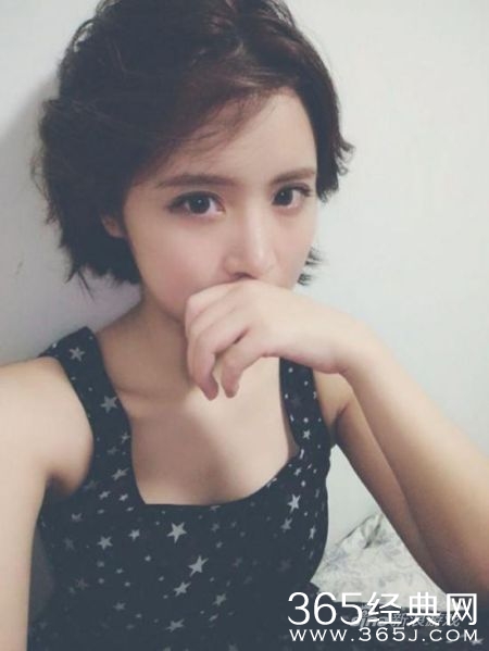 图为被网友称为“电竞贾玲”的美女游戏主播陈一发私房照。