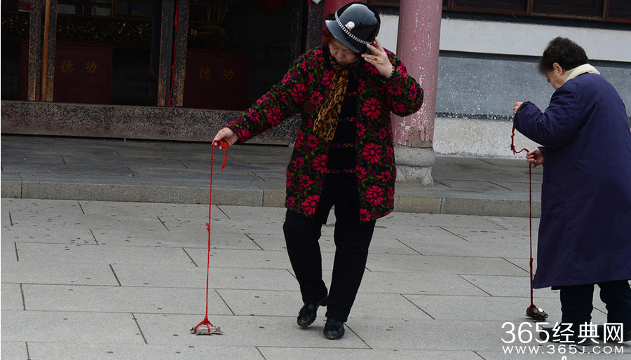 工作大妈磁石捡钱