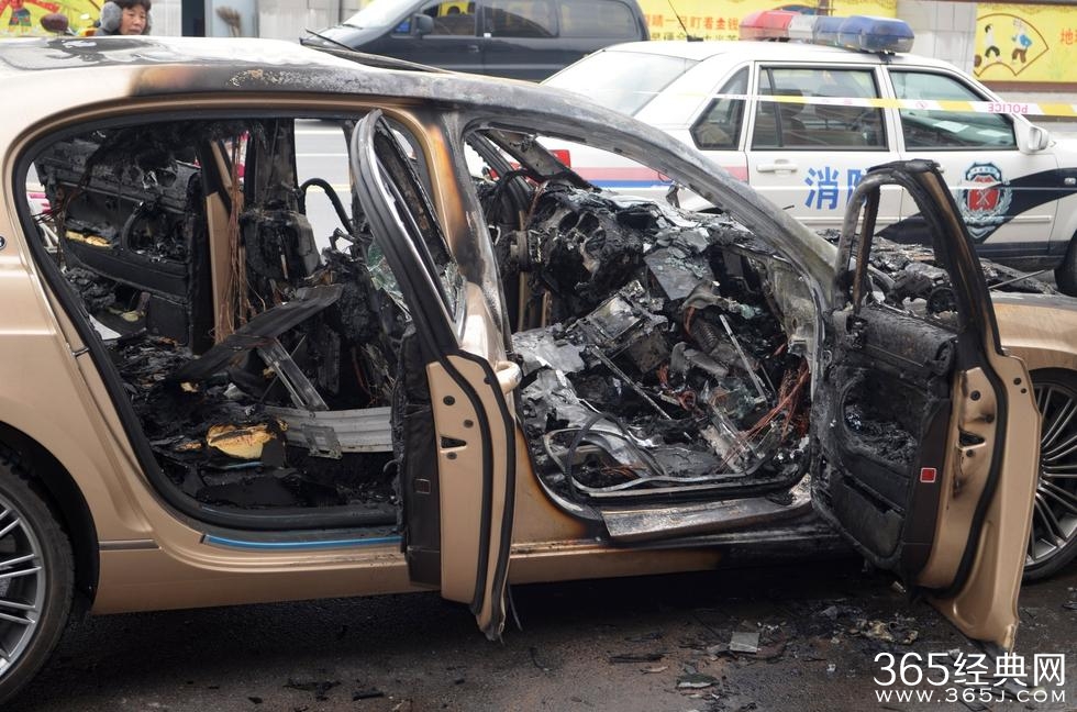 百万豪车路边自燃