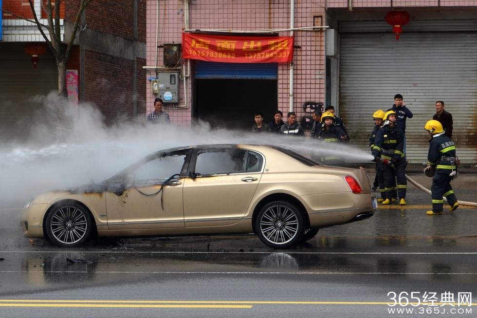 百万豪车路边自燃