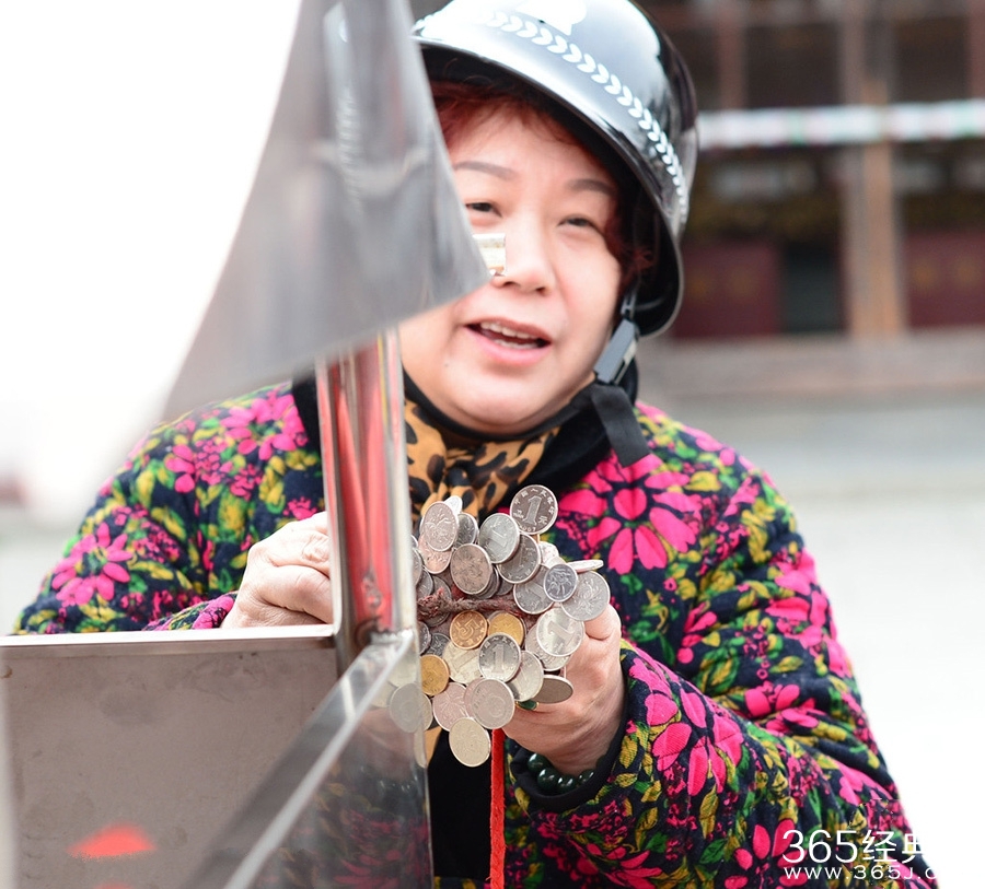 工作大妈磁石捡钱