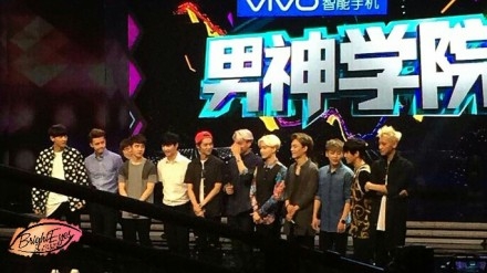EXO《快乐大本营》现场照：提吴亦凡集体飙泪(图)