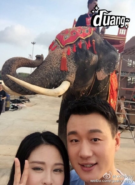 佟大为秀花式自拍 关悦duang体狂吐槽