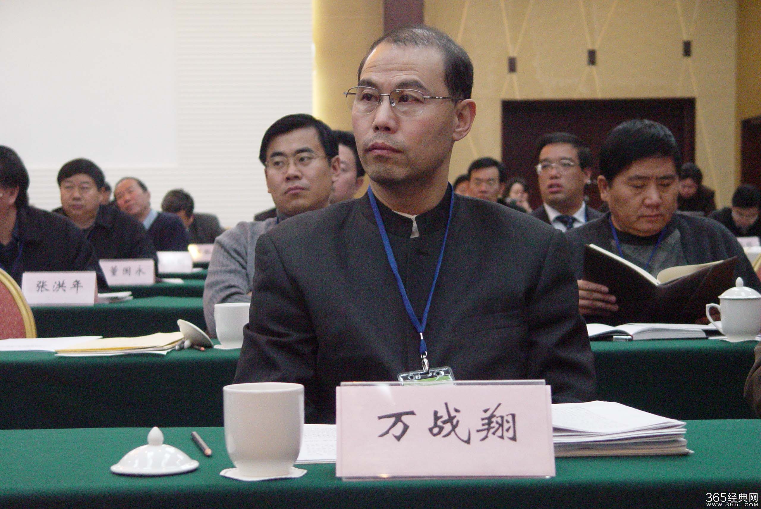 万战翔个人简历照片资料及家庭背景 万战翔反击柴静指责其犯小儿科错误