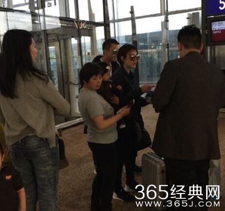 邓超一家四口现身机场_小花妹妹和等等哥哥正脸照曝光_365经典网
