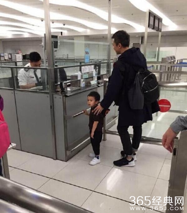 邓超一家四口现身机场_小花妹妹和等等哥哥正脸照曝光_365经典网