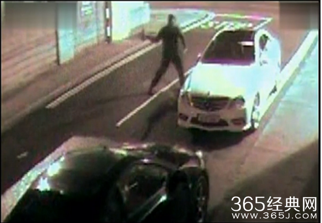 笨蛋偷车贼偷车不成反被砸晕