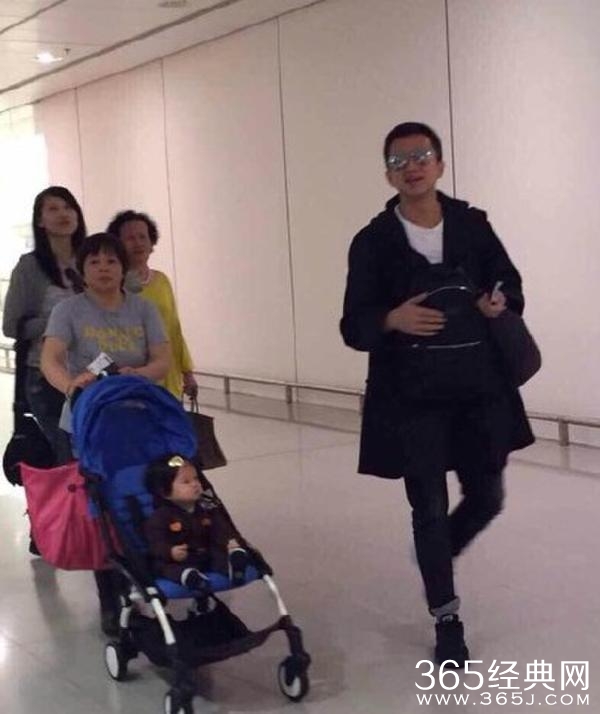 邓超一家四口现身机场_小花妹妹和等等哥哥正脸照曝光_365经典网