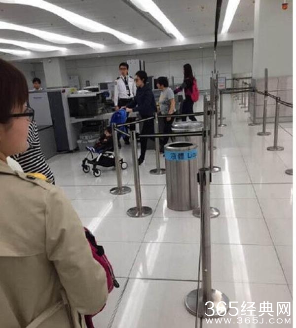邓超一家四口现身机场_小花妹妹和等等哥哥正脸照曝光_365经典网