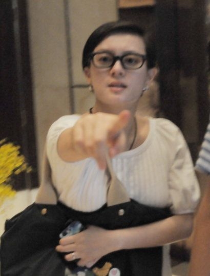 邓超一家四口现身机场_小花妹妹和等等哥哥正脸照曝光_365经典网