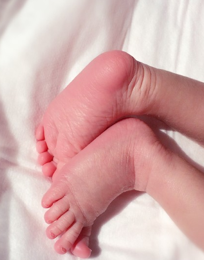 演员何琳升级当妈网友送祝福_ 何琳晒新生宝宝脚丫照幸福_365经典网