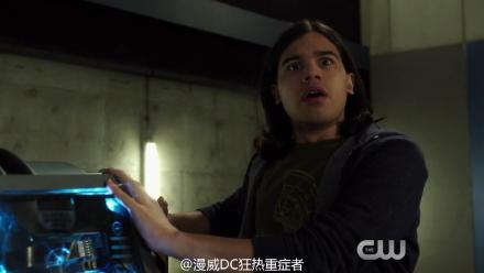 闪电侠第一季15集图透 困扰许久的身份谜团终于揭晓