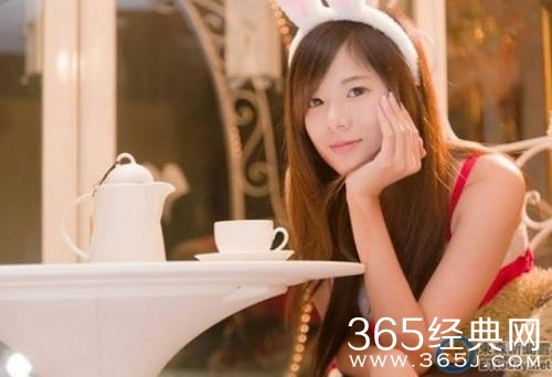 台南校花穿扮女仆走红诱人喷鼻血_方唯真资料男友私房照起底_365经典网