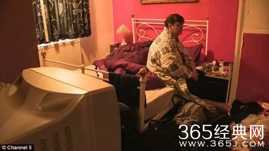 单身妈妈1天被9岁女儿打30次 儿子4岁时拿刀捅她 孩子家暴总忍着早晚出大事！-爱财经网