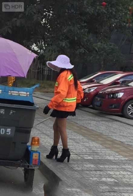 环卫姐穿黑丝短裙代班_揭秘环卫姐的时尚下班生活_365经典网