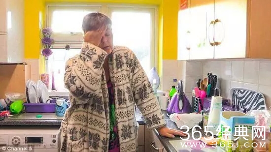 单身妈妈1天被9岁女儿打30次 儿子4岁时拿刀捅她 孩子家暴总忍着早晚出大事！-爱财经网