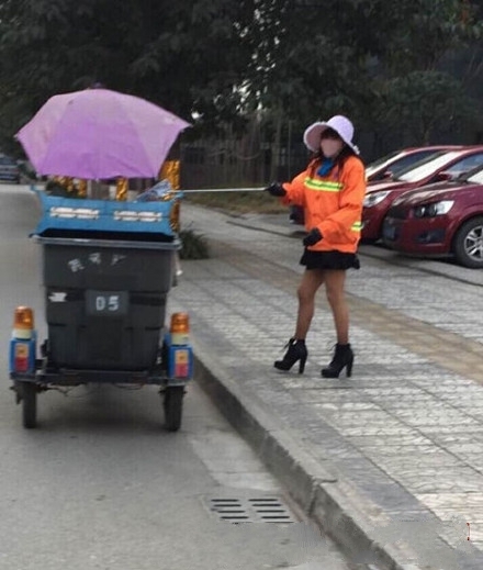 环卫姐穿黑丝短裙代班_揭秘环卫姐的时尚下班生活_365经典网