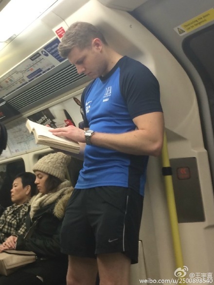 英国地铁帅哥爆红