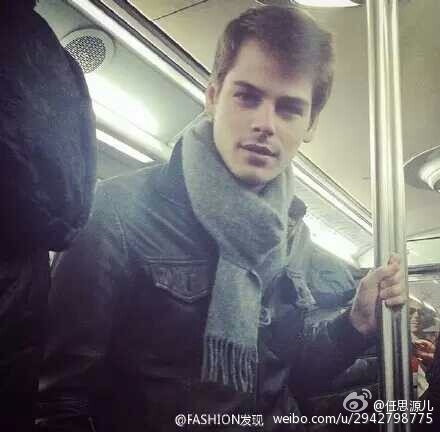 英国地铁帅哥爆红