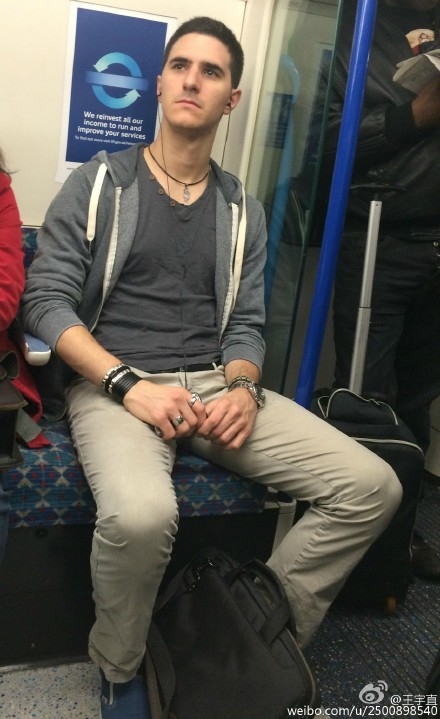 英国地铁帅哥爆红