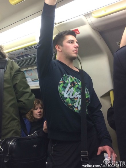 英国地铁帅哥爆红