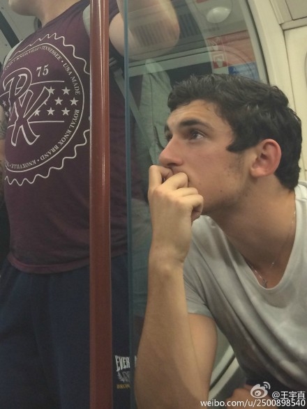 英国地铁帅哥爆红