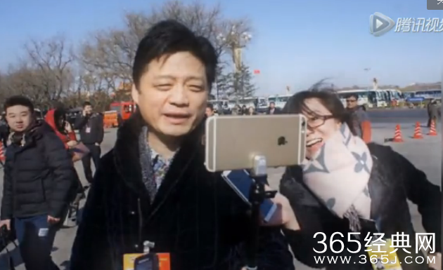 崔永元搞怪举自拍神器和记者互拍_不料手机摔碎屏找不到门_365经典网