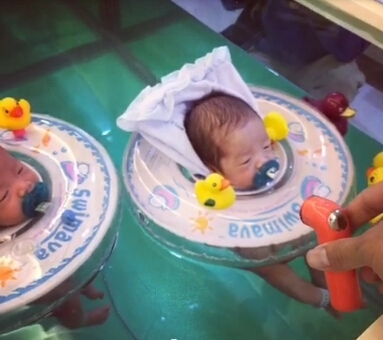 范玮琪黑人双胞胎儿子游泳照曝光 网友：说好的马赛克呢图片