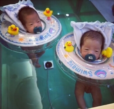 范玮琪黑人双胞胎儿子游泳照曝光 网友：说好的马赛克呢