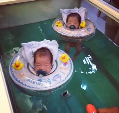 范玮琪黑人双胞胎儿子游泳照曝光 网友：说好的马赛克呢