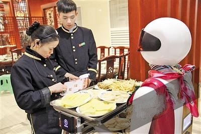 四川火锅店推出机器人服务员