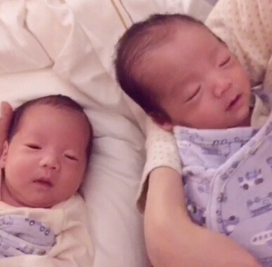 范玮琪黑人双胞胎儿子游泳照曝光 网友：说好的马赛克呢