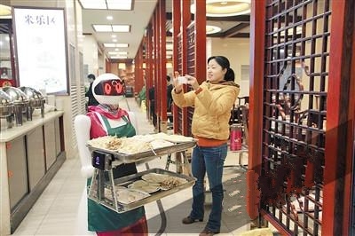 四川火锅店推出机器人服务员