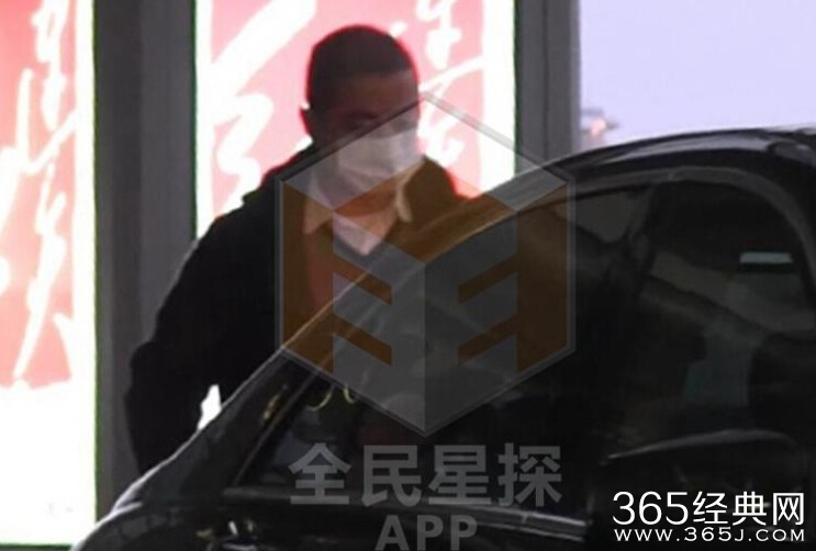 李亚鹏为什么剃光头得什么病了吗 李亚鹏光头照引人注目