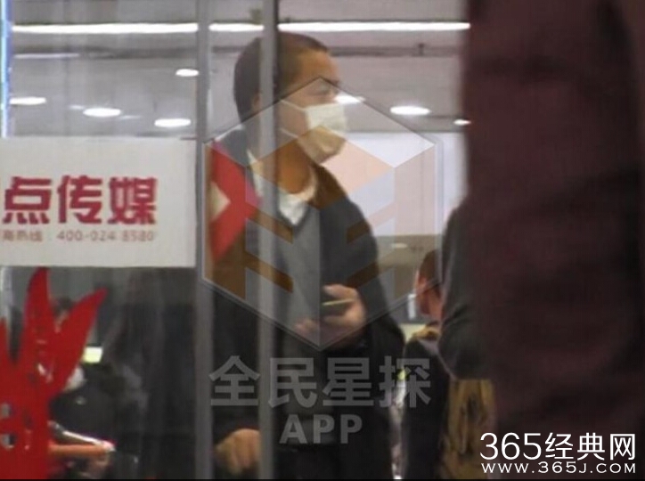 李亚鹏为什么剃光头得什么病了吗 李亚鹏光头照引人注目