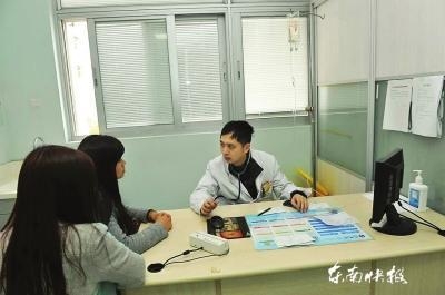 挂水哥走红网络_福州郑溢声边打点滴边为病人接诊_365经典网