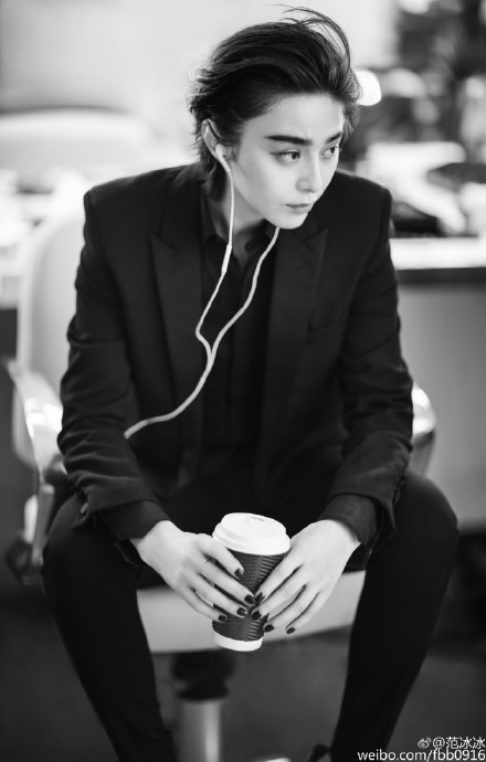 范冰冰晒黑白中性帅照_彻底变身为范爷_365经典网